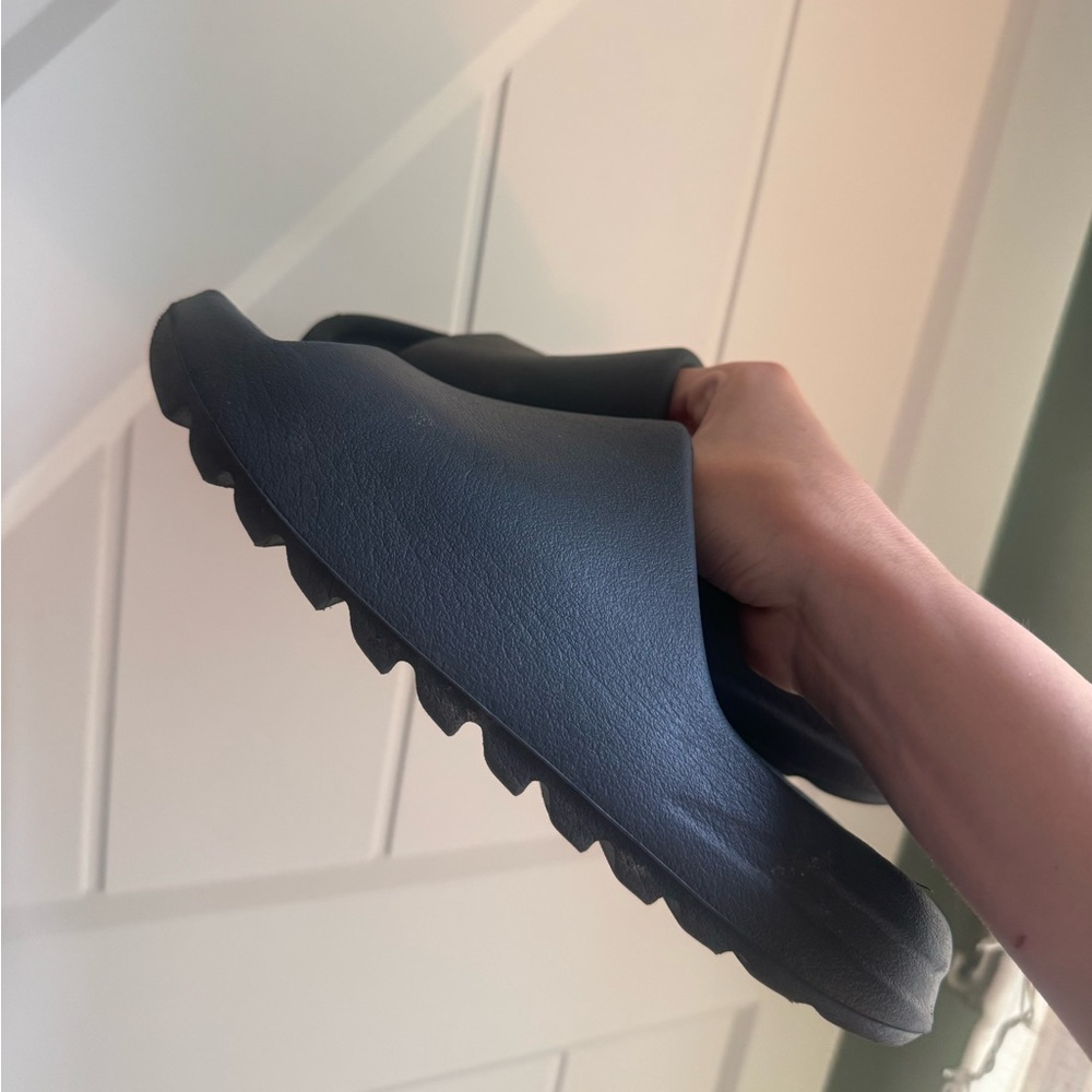 Men’s Yeezy slide onyx size 9
